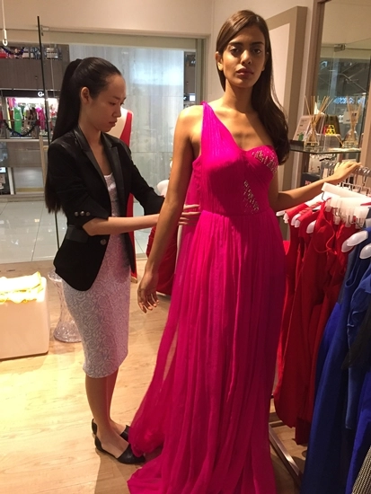 Mỹ nhân singapore diện váy của nhà thiết kế việt ở miss universe - 1