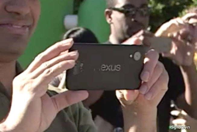 Nexus 5 được nâng cấp phần cứng cao hơn hẳn nexus 4 - 3