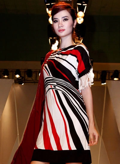 Ngọc oanh đa phong cách trên sàn catwalk - 2