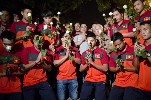 Người dân xin cho đội u19 vào viếng tướng giáp - 2