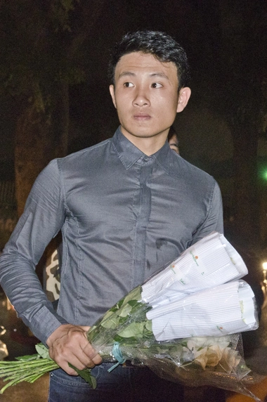 Người dân xin cho đội u19 vào viếng tướng giáp - 4