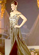 Người đẹp hoàn vũ 2005 trình diễn thời trang - 1