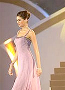 Người đẹp hoàn vũ 2005 trình diễn thời trang - 4