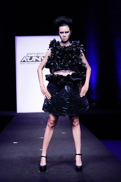 Người mẫu cá tính với váy làm từ rác - 2