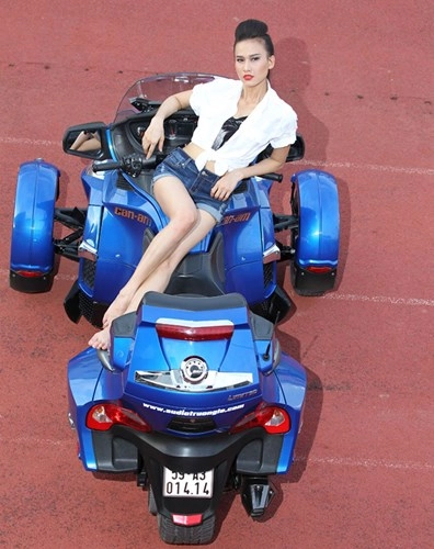 Người yêu ca sĩ bằng kiều đọ dáng cùng can-am spyder - 1