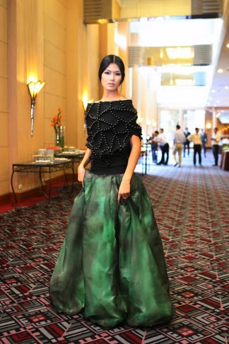 Nguyễn thị loan diện váy xẻ cổ sâu trên catwalk - 5