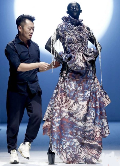 Nhà thiết kế tự hào vì váy vỏ chăn rẻ tiền mà gây hiệu ứng lớn - 2
