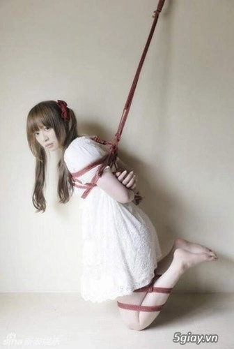 Nhật bản nối tiếp ấn độ bộ ảnh gái trẻ bị trói hở hang gây phẫn nộ - 4