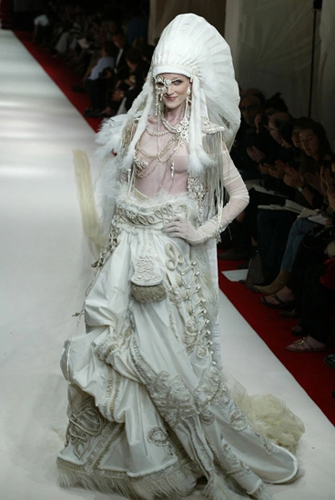 Những bộ váy cưới haute couture kinh điển của thế giới - 11