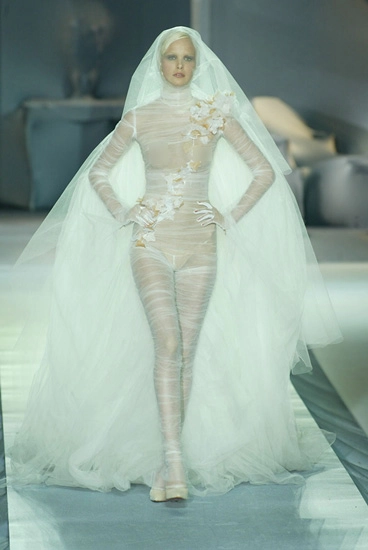 Những bộ váy cưới haute couture kinh điển của thế giới - 12