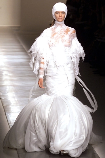 Những bộ váy cưới haute couture kinh điển của thế giới tiếp - 7