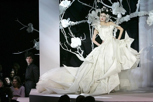 Những bộ váy cưới haute couture kinh điển của thế giới tiếp - 10