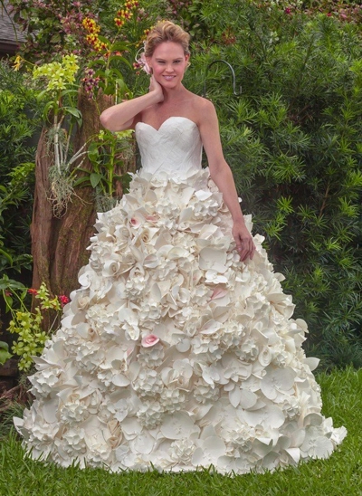 Những bộ váy cưới làm từ giấy vệ sinh - 3