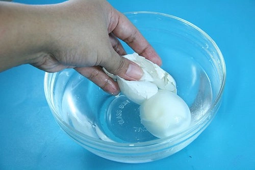 Những cách bóc vỏ trứng nhanh - 4