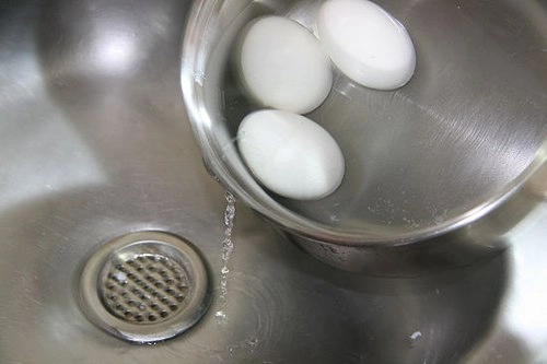 Những cách bóc vỏ trứng nhanh - 5