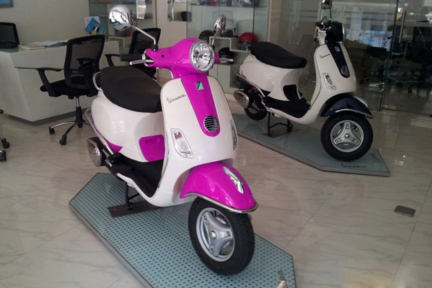 Những chiếc vespa được sơn đầy màu sắc tươi tắn - 8