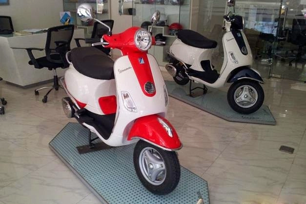 Những chiếc vespa được sơn đầy màu sắc tươi tắn - 10