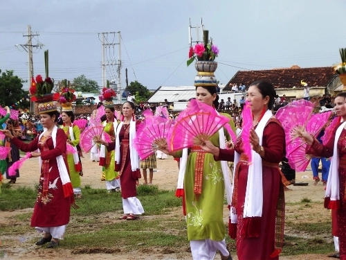 Những điệu múa quyến rũ của thiếu nữ cac dân tộc - 4