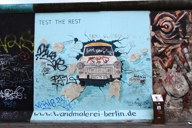 Những hình vẽ độc đáo trên bức tường berlin - 1