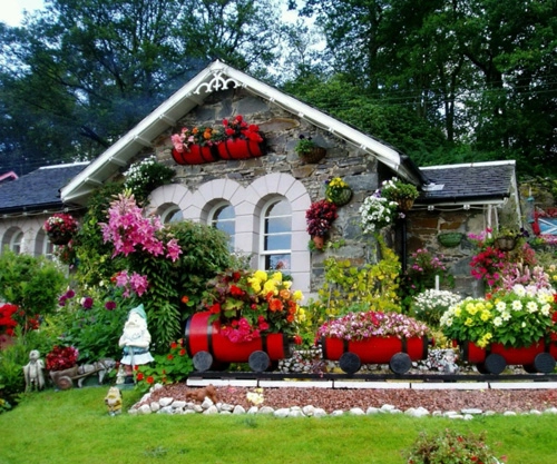 Những ngôi nhà rực rỡ sắc màu nhờ các giỏ hoa - 4