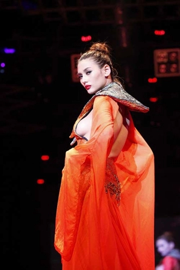 Những tai nạn phổ biến trên sàn catwalk - 7