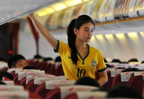 Nữ tiếp viên hàng không mặc áo bóng đá hút sự tò mò - 3