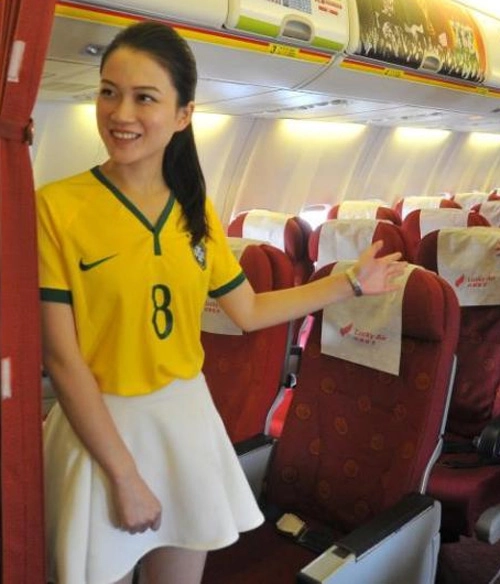 Nữ tiếp viên hàng không mặc áo bóng đá hút sự tò mò - 4
