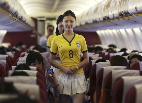Nữ tiếp viên hàng không mặc áo bóng đá hút sự tò mò - 6