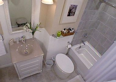 Phòng tắm nhỏ đầy đủ tiện nghi - 2