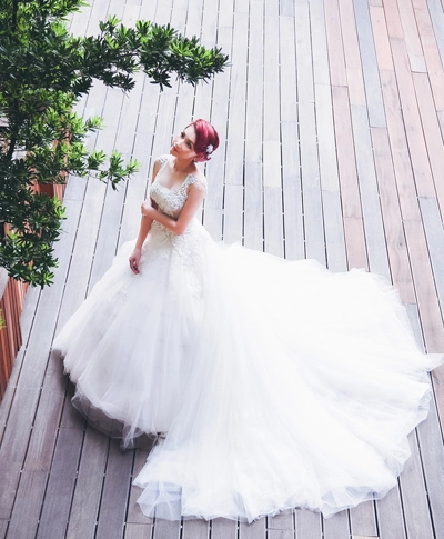 Quỳnh chi khoe dáng với váy cô dâu - 6