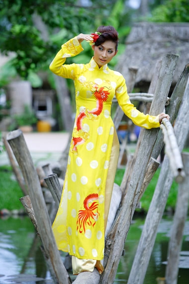 Quỳnh thy khoe sắc với áo dài - 2