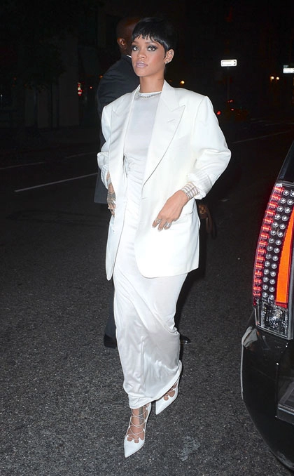 Rihanna không xấu hổ khi mặc váy mỏng tang - 2