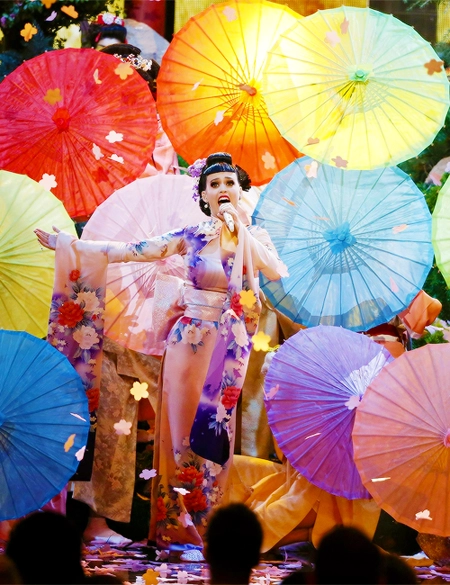 Sao ngoại thích váy áo biểu diễn lấy cảm hứng geisha - 2