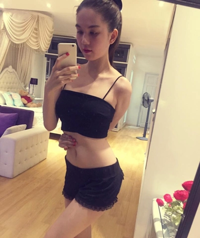 Sao việt khoe eo thon theo trào lưu tay chạm rốn - 3