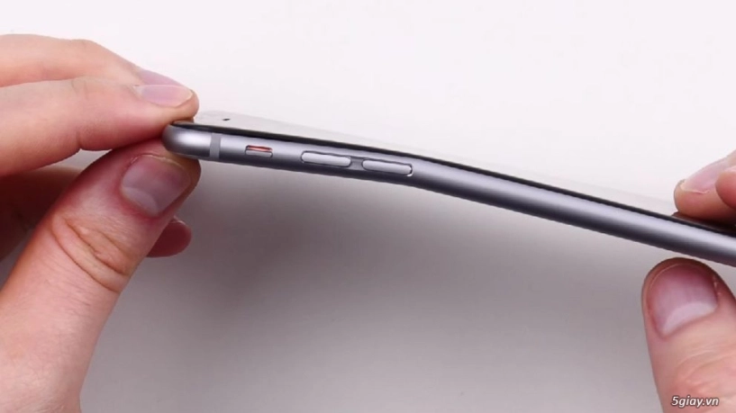 Siêu phẩm mới nhất của apple- iphone 6 có thể bị bẻ cong bằng tay thường - 3