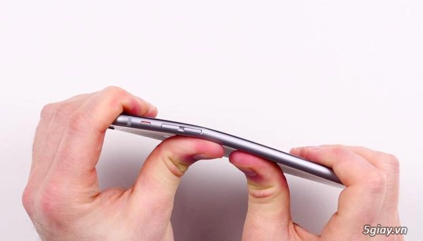 Siêu phẩm mới nhất của apple- iphone 6 có thể bị bẻ cong bằng tay thường - 4