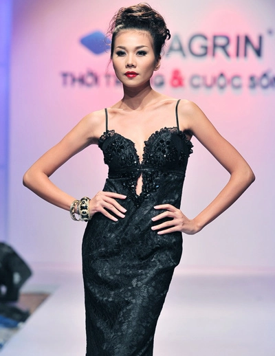 Thanh hằng hóa nam nhi dìu người đẹp diễn catwalk - 9