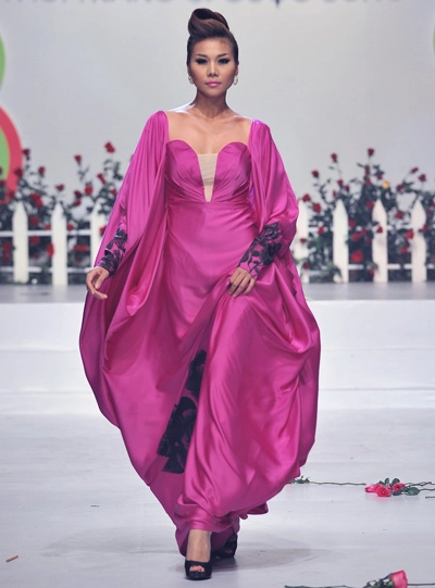 Thanh hằng hồng rực trên sàn catwalk - 3