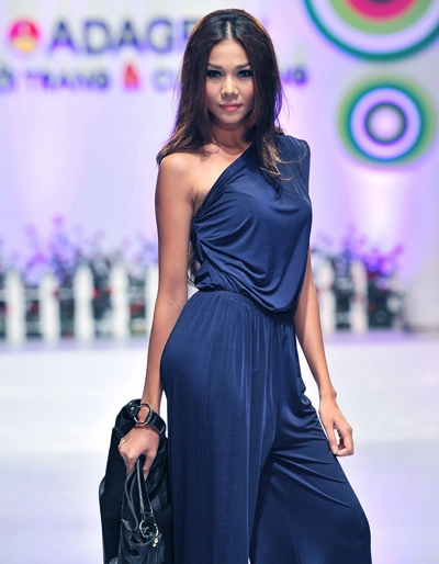 Thanh hằng hồng rực trên sàn catwalk - 8