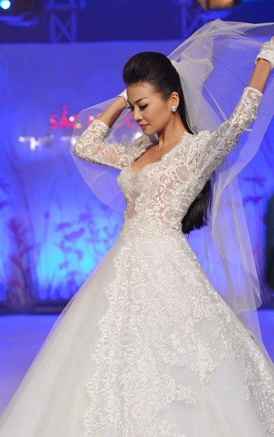 Thanh hằng mặc váy cưới giống hà hồ - 2