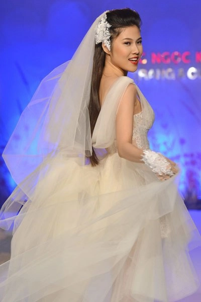 Thanh hằng mặc váy cưới giống hà hồ - 5