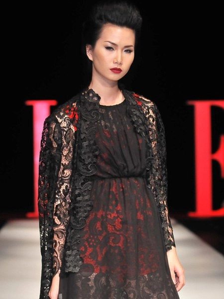 Thanh hằng nhả khói trên sàn catwalk - 10