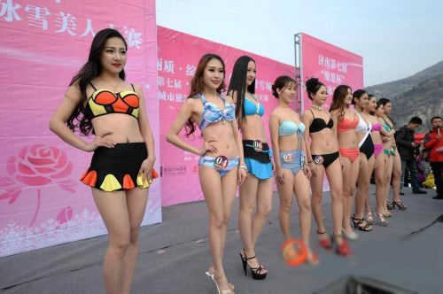 Thiếu nữ trung quốc mặc bikini thi sắc đẹp dưới cái lạnh âm 3 độ c - 6