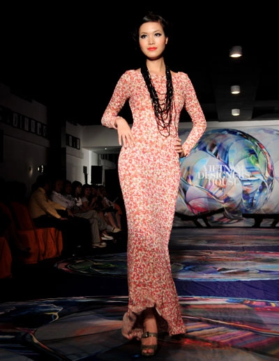 Thùy dung biến hóa trên sàn catwalk - 3