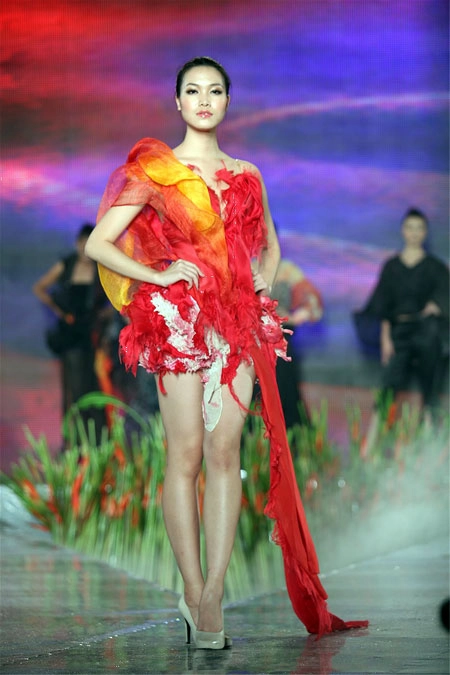 Thùy dung nổi bật trên sàn catwalk - 3