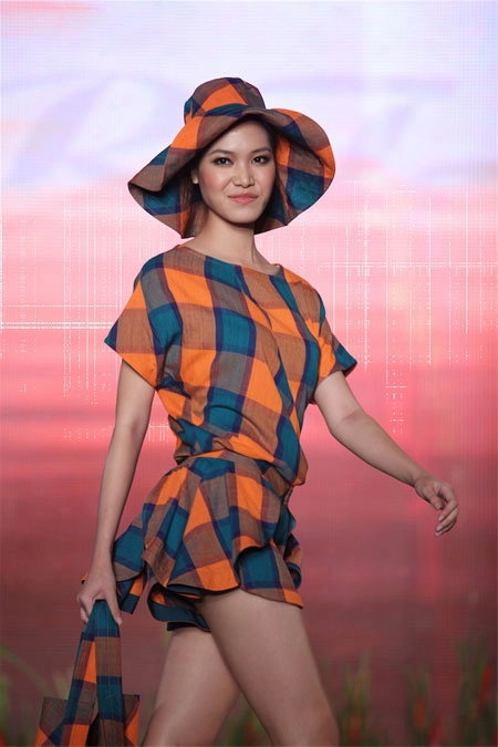 Thùy dung nổi bật trên sàn catwalk - 6