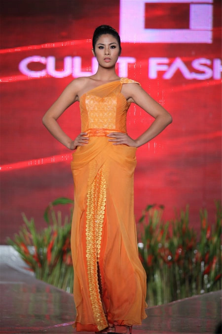 Thùy dung nổi bật trên sàn catwalk - 7