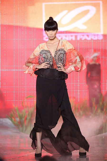 Thùy dung nổi bật trên sàn catwalk - 12