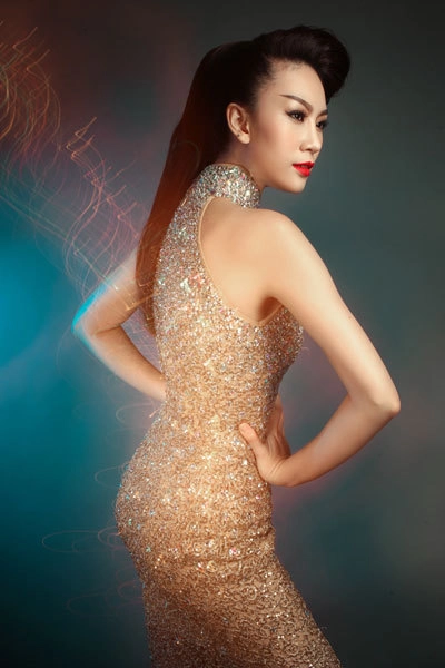 Thùy linh diện váy kim sa bắt ánh sáng - 3