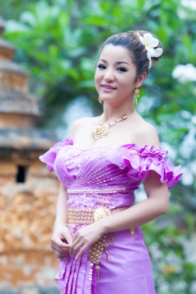 Thúy nga dịu dàng trong váy khmer cách điệu - 6